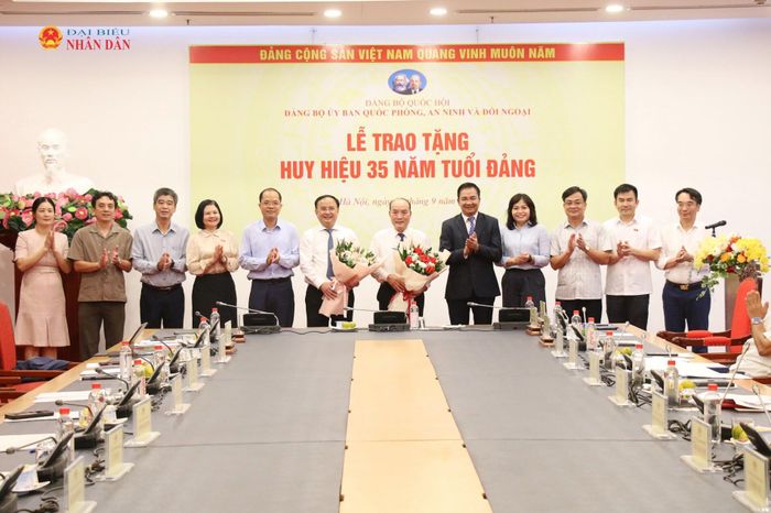 Thường trực Ủy ban Quốc phòng, An ninh và Đối ngoại chúc mừng Trung tướng Trần Đức Thuận và đồng chí Vũ Hồng Lưu. Ảnh: Đắc Trường