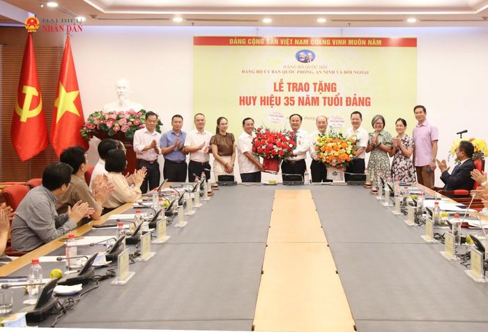 Đại diện Cấp uỷ các Chi bộ: Quốc phòng; An ninh, trật tự; Đối ngoại chúc mừng Trung tướng Trần Đức Thuận và đồng chí Vũ Hồng Lưu. Ảnh: Đắc Trường