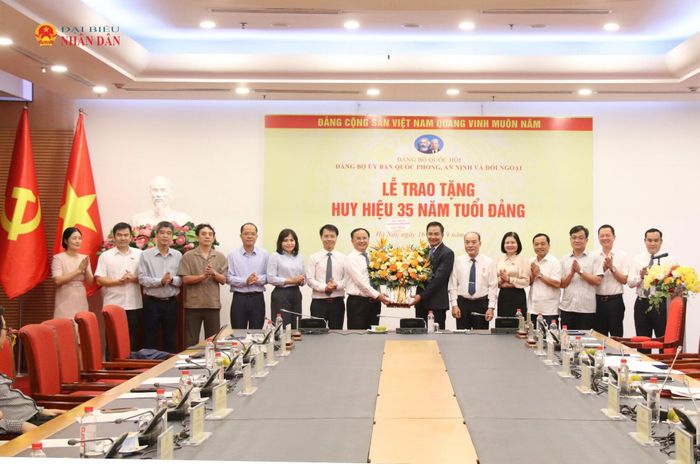 Đại diện Ban Tổ chức Đảng ủy Quốc hội, Thường trực Ủy ban Quốc phòng, An ninh và Đối ngoại chúc mừng Trung tướng Trần Đức Thuận và đồng chí Vũ Hồng Lưu. Ảnh: Đắc Trường