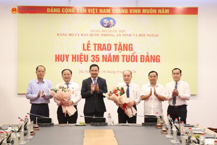 Ban Thường vụ Đảng ủy, lãnh đạo Ủy ban Quốc phòng, An ninh và Đối ngoại chúc mừng Trung tướng Trần Đức Thuận và đồng chí Vũ Hồng Lưu. Ảnh: Đắc Trường