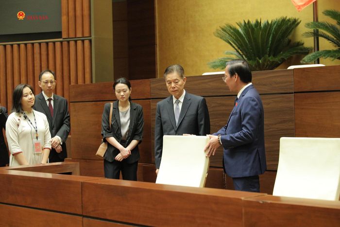 Các đại biểu tham quan Nhà Quốc hội