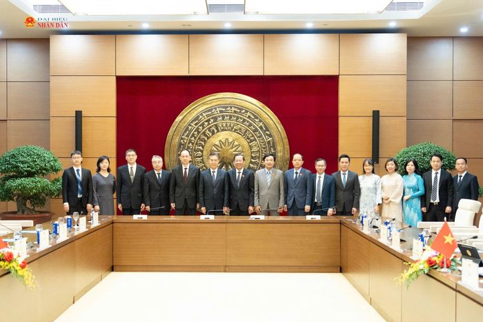Các đại biểu chụp ảnh lưu niệm