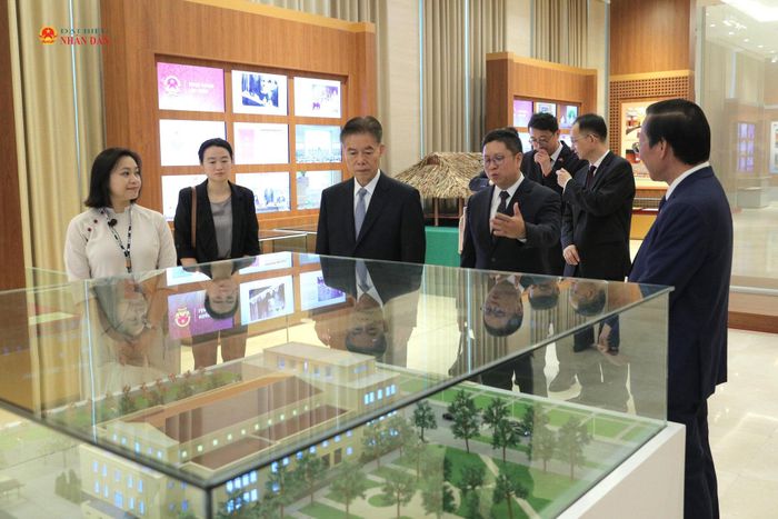 Các đại biểu tham quan Nhà Quốc hội