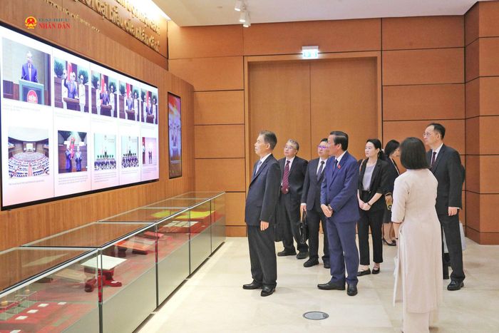 Các đại biểu tham quan Nhà Quốc hội