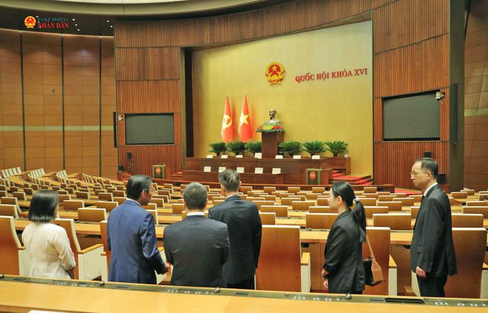 Các đại biểu tham quan Nhà Quốc hội