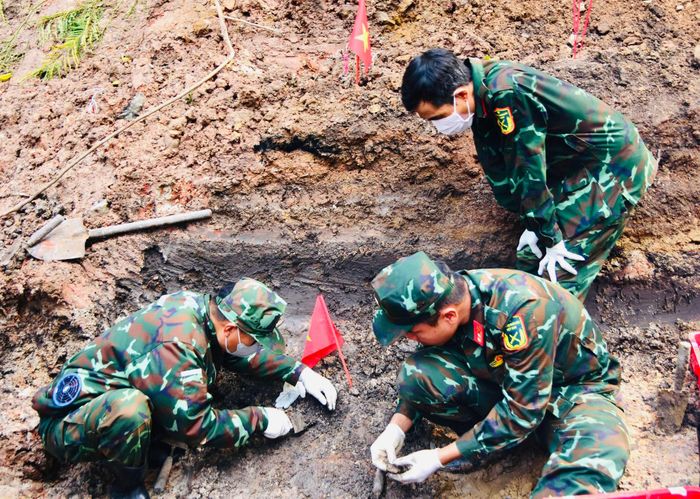 Các lực lượng tiếp tục triển khai công tác tìm kiếm, quy tập hài cốt liệt sĩ tại rãnh số 2, Khu A