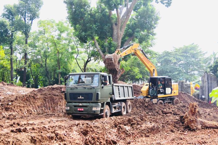 Trong ngày lực lượng làm nhiệm vụ đã xử lý hơn 500 m³ đất, tiếp tục mở rộng phạm vi tìm kiếm tại Khu A