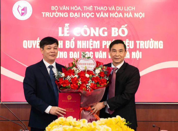 Hiệu trưởng PGS.TS Đinh Công Tuấn tặng hoa chúc mừng tân Phó Hiệu trưởng PGS.TS Trương Đại Lượng