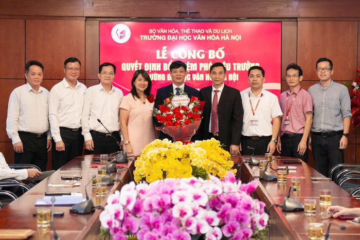 Tập thể Ban Thường vụ Đảng ủy tặng hoa chúc mừng tân Phó Hiệu trưởng PGS.TS Trương Đại Lượng