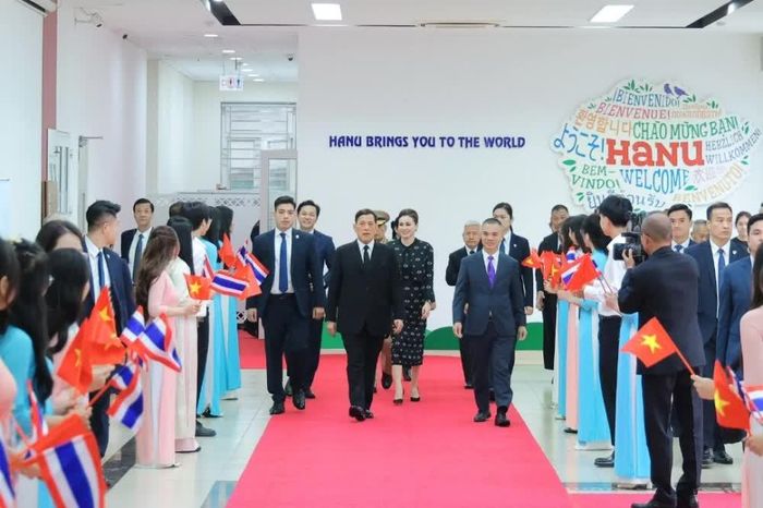 Nhà vua và Hoàng hậu Vương quốc Thái Lan thăm Trường Đại học Hà Nội