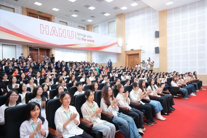Trường Đại học Hà Nội đã có cơ hội đón nhận 500 sinh viên và hơn 300 học viên Học viện Ngoại giao (DVIFA) Thái Lan sang học tập, thực tập và trải nghiệm văn hóa, góp phần làm sâu sắc hơn hoạt động giao lưu giữa sinh viên hai nước.