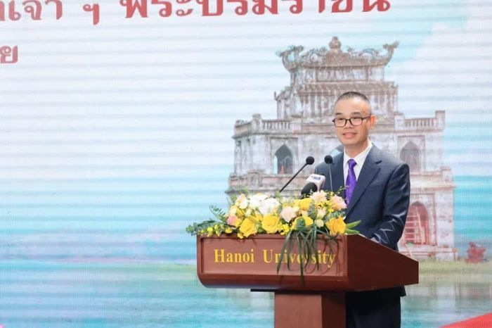Hiệu trưởng PGS.TS Nguyễn Văn Trào bày tỏ niềm vinh dự và xúc động được đón Nhà vua Maha Vajiralongkorn và Hoàng hậu Suthida đến thăm và gặp gỡ cán bộ, giảng viên, sinh viên của Nhà trường