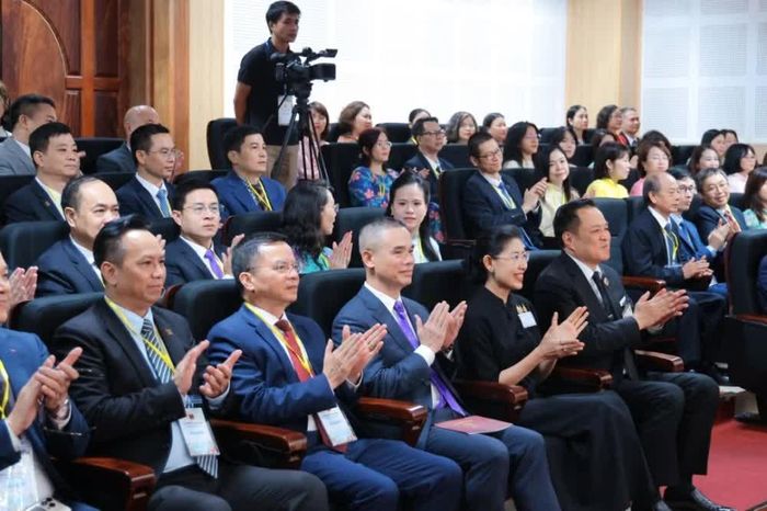 Chuyến thăm của Nhà vua và Hoàng hậu Vương quốc Thái Lan là sự kiện mang ý nghĩa đặc biệt quan trọng, không chỉ là một dấu mốc tự hào trong lịch sử phát triển của Trường Đại học Hà Nội mà còn là nguồn cổ vũ, động viên to lớn đối với toàn thể cán bộ, giảng viên và sinh viên Nhà trường.