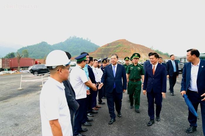 Phó Thủ tướng Phạm Gia Túc kiểm tra tiến độ triển khai Dự án mở rộng đường vận chuyển hàng hóa chuyên dụng tại khu vực mốc 1119-1120 Cửa khẩu Quốc tế Hữu Nghị. Ảnh: VGP