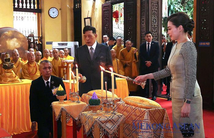 Nhà vua Thái Lan và Hoàng hậu thực hiện nghi lễ thắp nến cầu an và dâng hoa lễ Phật. Ảnh: Đỗ Thảo - Mekong ASEAN