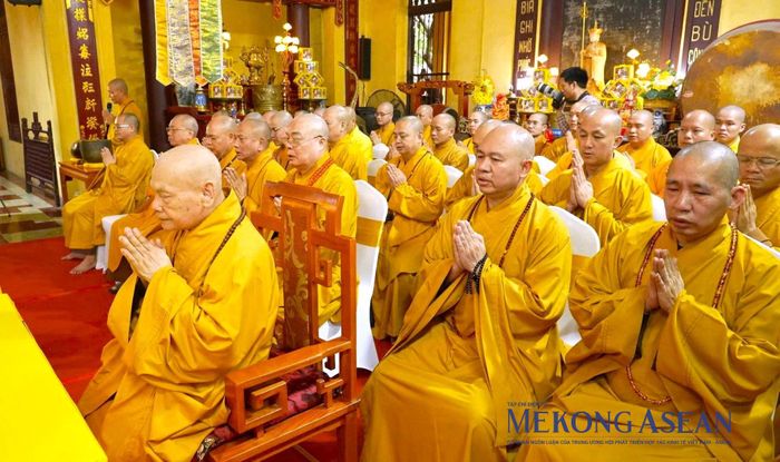 Trưởng lão Hòa thượng Thích Thiện Nhơn, Phó pháp chủ Giáo hội Phật giáo Việt Nam, Chủ tịch Hội đồng trị sự Trung ương Giáo hội Phật giáo Việt Nam cùng các chư tôn đức tăng ni tại Lễ cầu an. Ảnh: Đỗ Thảo - Mekong ASEAN
