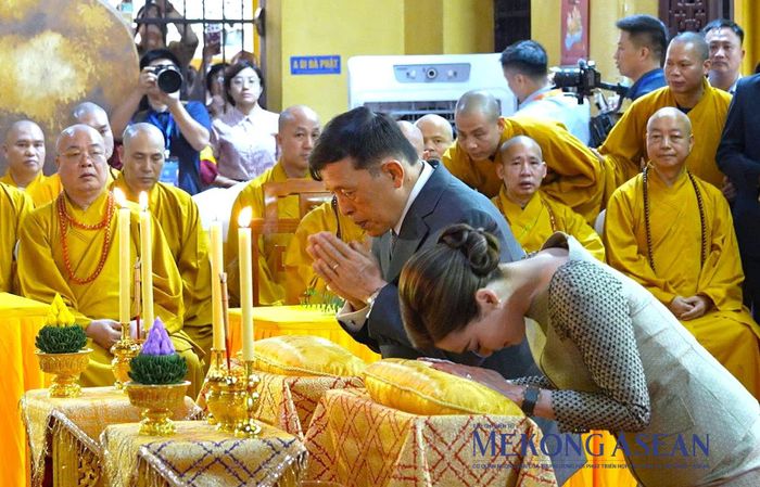 Nhà vua Thái Lan và Hoàng hậu đảnh lễ Phật. Ảnh: Đỗ Thảo - Mekong ASEAN