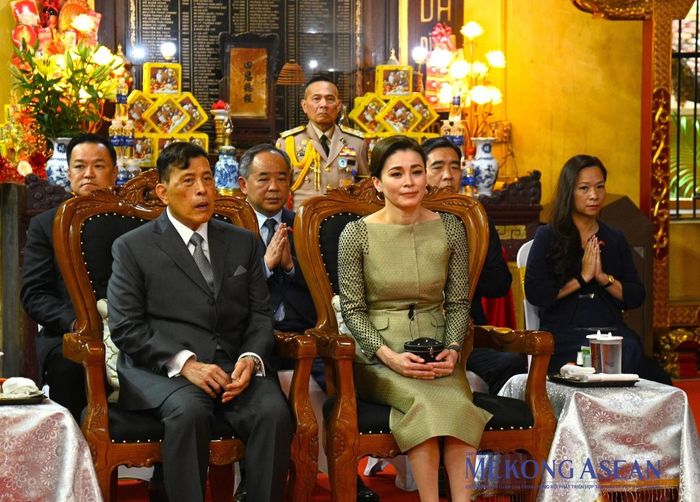 Nhà Vua Thái Lan và Hoàng hậu lắng nghe chư tăng, phật tử tụng kinh. Ảnh: Đỗ Thảo - Mekong ASEAN