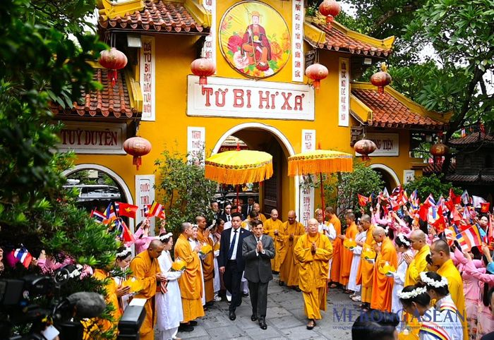Trưởng lão Hòa thượng Thích Thanh Nhiễu, Trụ trì chùa Quán Sứ cùng đông đảo tăng ni, phật tử chào đón Nhà vua Thái Lan và Hoàng hậu đến lễ Phật tại chùa Quán Sứ. Ảnh: Đỗ Thảo - Mekong ASEAN