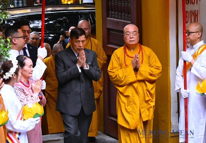 Nhà Vua Thái Lan Maha Vajiralongkorn đến chùa Quán Sứ. Ảnh: Đỗ Thảo - Mekong ASEAN