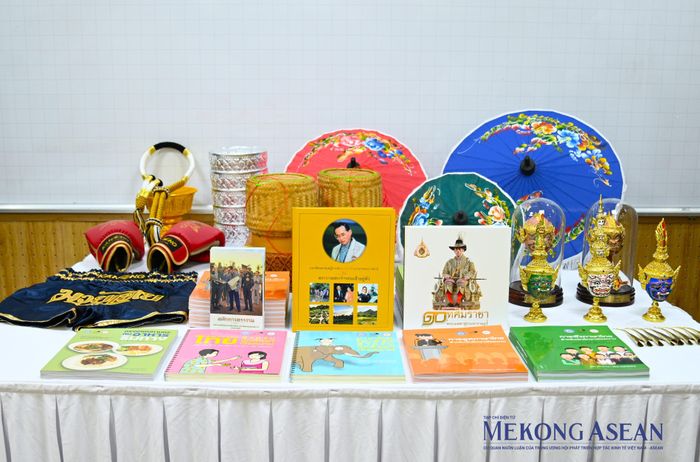 Trang phục truyền thống, hiện vật, sản phẩm văn hóa và tài liệu giới thiệu về đất nước, con người Thái Lan được trưng bày tại Không gian Văn hóa Thái Lan, Trường Đại học Hà Nội. Ảnh: Đỗ Thảo - Mekong ASEAN