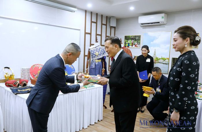 Nhà vua Thái Lan và Hoàng hậu trao tặng tài liệu và phương tiện giảng dạy cho Trung tâm Ngôn ngữ và Văn hóa Thái Lan. Ảnh: Đỗ Thảo - Mekong ASEAN
