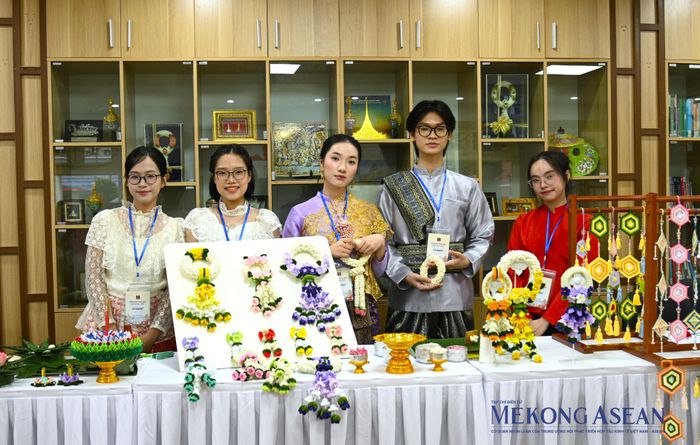 Gian trưng bày các sản phẩm truyền thống Thái Lan do sinh viên Đại học Hà Nội thực hiện. Ảnh: Đỗ Thảo - Mekong ASEAN