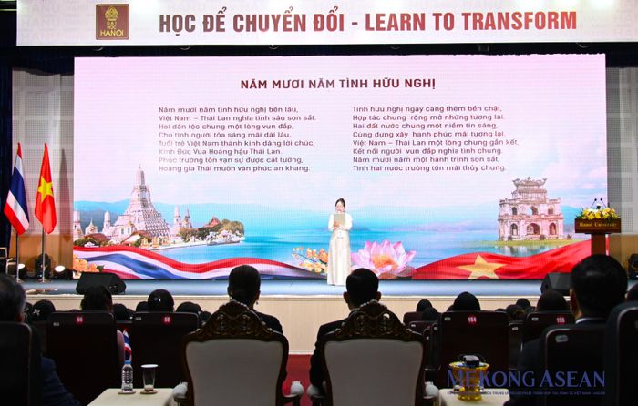Một nữ sinh đọc bài thơ chào mừng Nhà vua Thái Lan và Hoàng hậu, chúc tình hữu nghị Việt Nam - Thái Lan ngày càng bền chặt, cùng hợp tác rộng mở tương lai. Ảnh: Đỗ Thảo - Mekong ASEAN