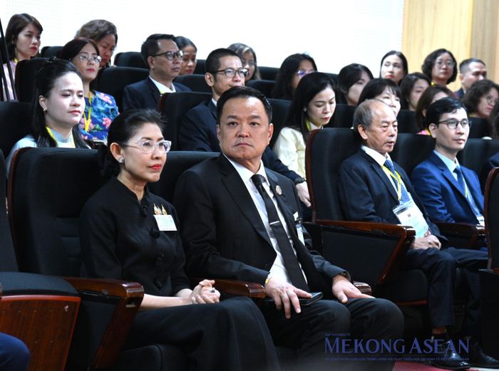 Thủ tướng Thái Lan Anutin Charnvirakul và Đại sứ Thái Lan tại Việt Nam Urawadee Sriphiromya tháp tùng Nhà vua Thái Lan và Hoàng hậu trong chuyến thăm. Ảnh: Đỗ Thảo - Mekong ASEAN