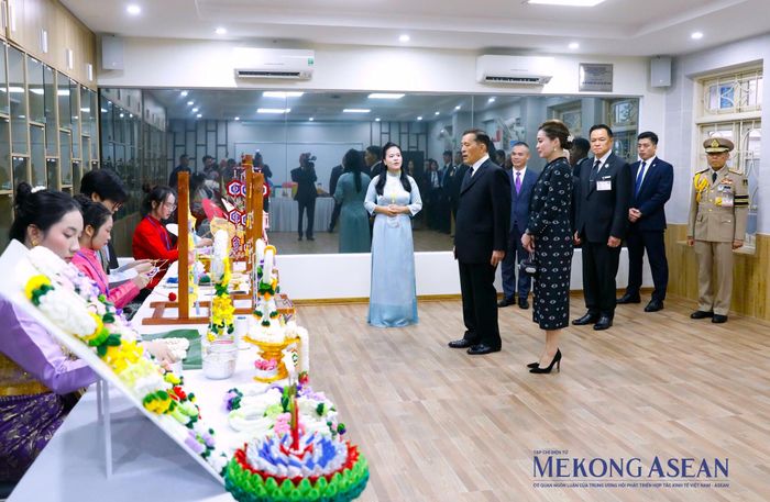 Nhà vua Thái Lan và Hoàng hậu tham quan Không gian Văn hóa Thái Lan, nơi trưng bày các sản phẩm truyền thống Thái Lan do sinh viên trường thể hiện. Ảnh: Đỗ Thảo - Mekong ASEAN