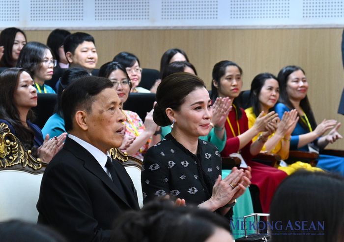Nhà vua Thái Lan và Hoàng hậu tại buổi gặp gỡ lãnh đạo, giảng viên, cán bộ, nhân viên và sinh viên Đại học Hà Nội. Ảnh: Đỗ Thảo - Mekong ASEAN