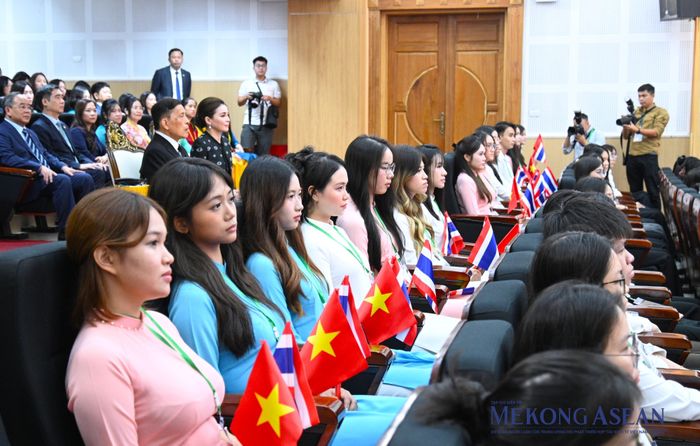 Các sinh viên Trường Đại học Hà Nội. Ảnh: Đỗ Thảo - Mekong ASEAN