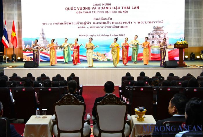 Các sinh viên biểu diễn tiết mục múa Thái chào mừng Nhà vua Thái Lan và Hoàng hậu. Ảnh: Đỗ Thảo - Mekong ASEAN
