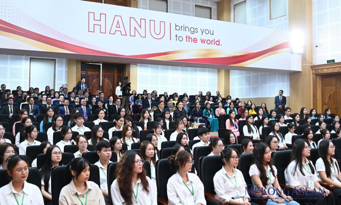 Nhà vua Thái Lan và Hoàng hậu cùng các đại biểu nghe giới thiệu về Trường Đại học Hà Nội và hoạt động giảng dạy tiếng Thái. Ảnh: Đỗ Thảo - Mekong ASEAN