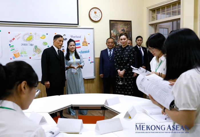 Nhà vua Thái Lan và Hoàng hậu tham dự lớp học tiếng Thái cùng sinh viên Việt Nam. Ảnh: Đỗ Thảo - Mekong ASEAN