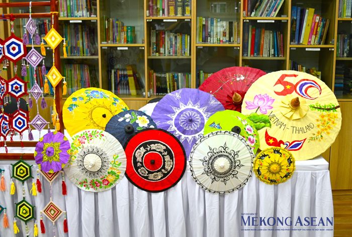 Một số sản phẩm thủ công truyền thống Thái Lan, gồm hoa đăng, quạt giấy và đồ trang trí. Ảnh: Đỗ Thảo - Mekong ASEAN