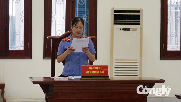 Đại diện VKSND Khu vực 4 - Hà Nội phát biểu tại phiên tòa.