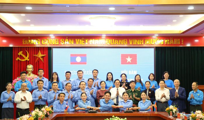 Đại diện các tỉnh ký Biên bản làm việc.