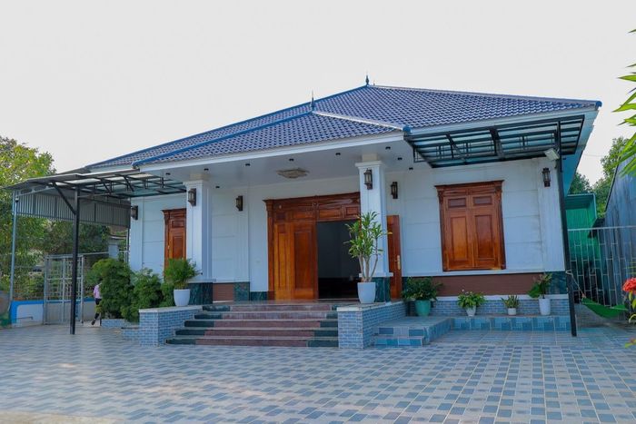 Ngôi nhà khang trang của ông gia đình anh Vũ Bá Quảng ở xã Nghĩa Lâm - thành quả của những năm tháng hai người con của gia đình xuất khẩu lao động.