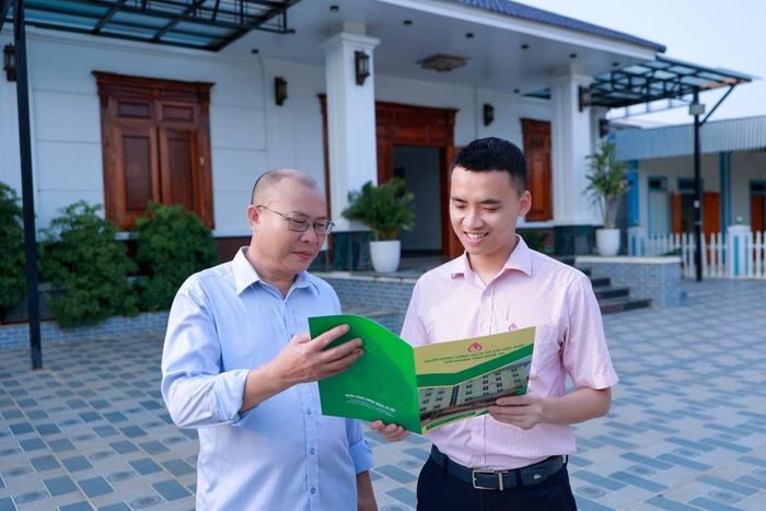 Từ hộ cận nghèo, gia đình anh Vũ Bá Quảng (trái) ở xã Nghĩa Lâm đã có cuộc sống dầy đủ hơn từ việc các con của gia đình đi xuất khẩu lao động.