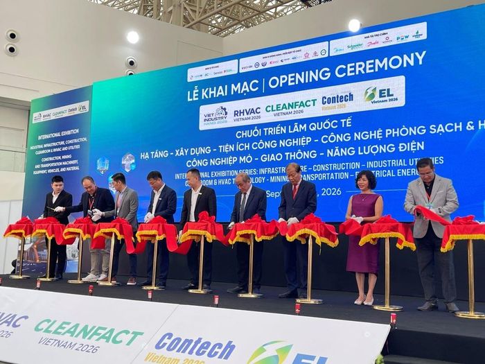Các đại biểu cắt băng khai mạc triển lãm