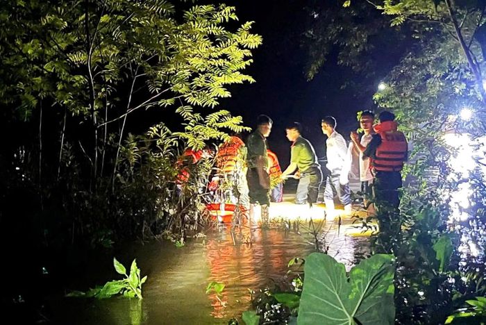 Tại thời điểm công dân lên cơn đau, xã Tam Thái đang mưa to, ngập sâu.