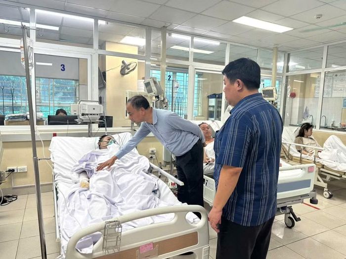 Bí thư Đảng ủy, Chủ tịch HĐND phường Tây Hồ Nguyễn Đình Khuyến và Chủ tịch UBND phường Tây Hồ Nguyễn Thanh Tịnh thăm hỏi động viên các nạn nhân bị thương do vụ cháy.