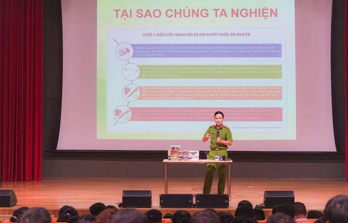 Đại úy Trần Công Bằng tuyên truyền, cảnh báo về tác hại của ma túy, giúp học sinh, sinh viên nhận biết đề phòng ngừa.