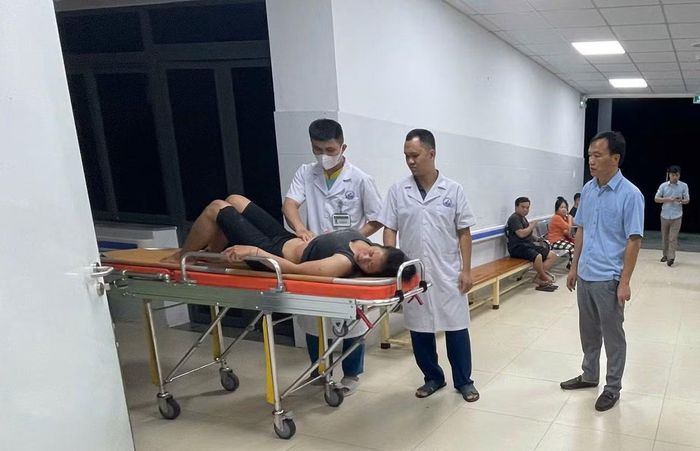 Công an xã Tam Thái kịp thời hỗ trợ đưa người dân đi cấp cứu trong đêm lũ.