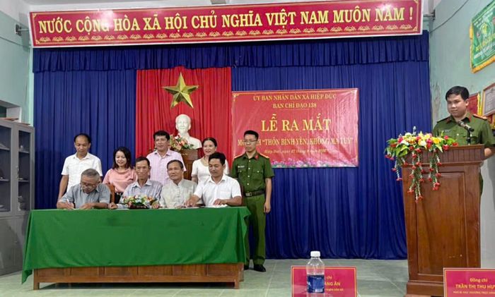 Công an xã Hiệp Đức phối hợp với các cơ quan, đơn vị liên quan tổ chức điểm ra mắt mô hình “Thôn bình yên, thôn không ma túy” tại thôn Bình Kiều.