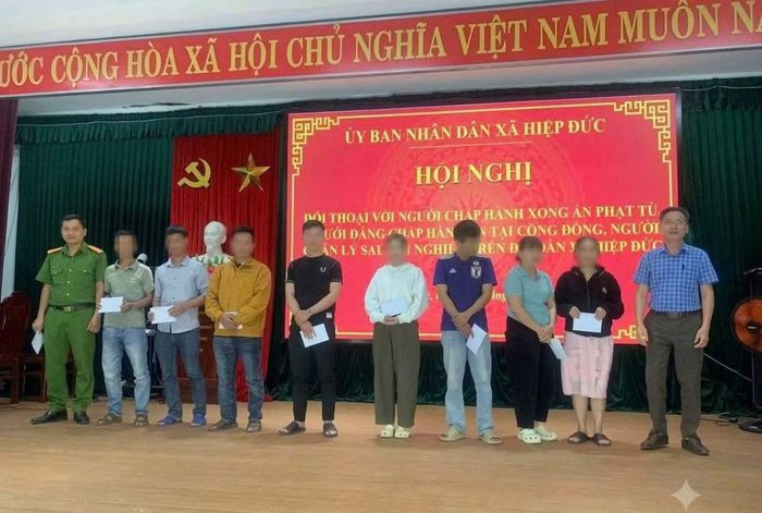 Lãnh đạo xã và Công an xã Hiệp Đức tặng quà các trường hợp tham gia Hội nghị đối thoại với người chấp hành xong án phạt tù, người đang chấp hành án tại cộng đồng, người quản lý sau cai trên địa bàn xã.