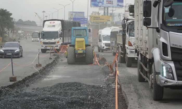 Ùn tắc phương tiện trên đoạn đang sửa chữa.
