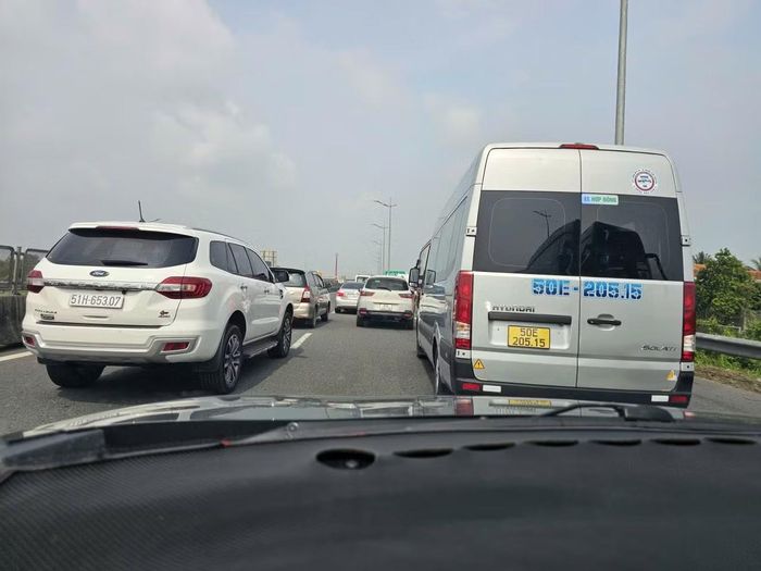 Phương tiện ùn ứ, di chuyển chậm trên cao tốc.