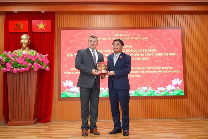 Lãnh đạo hai đơn vị tặng quà lưu niệm tại buổi làm việc. Ảnh: Anh Tuấn.